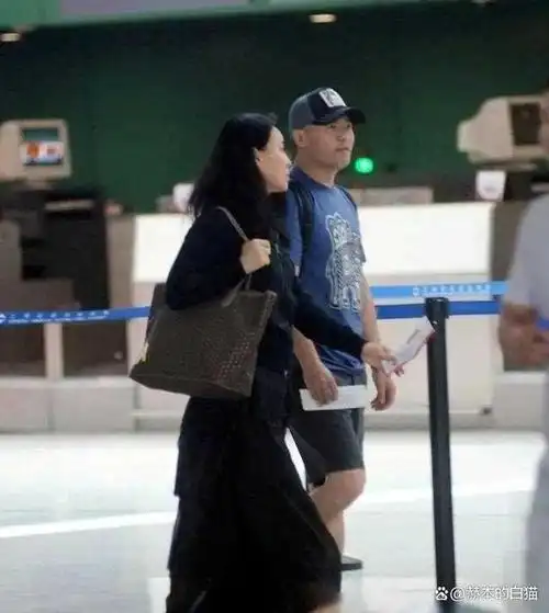 那英一家三口罕见合体走机场女儿甜美可人老公帅气她真老了