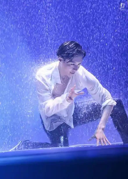 张艺兴的"湿身play",满满的"禁欲"气息,网友:把扣子扣上!