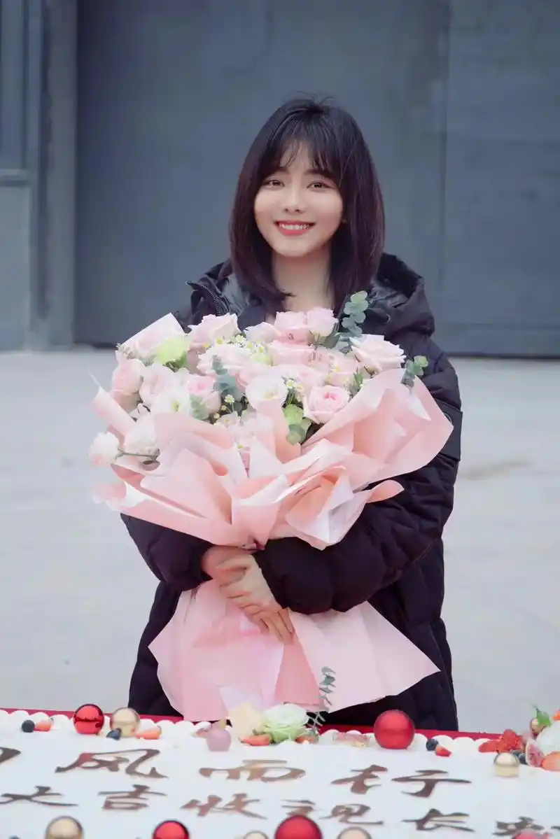 谭松韵新戏杀青.#谭松韵 《 #向风而行》饰 程霄      - 抖音