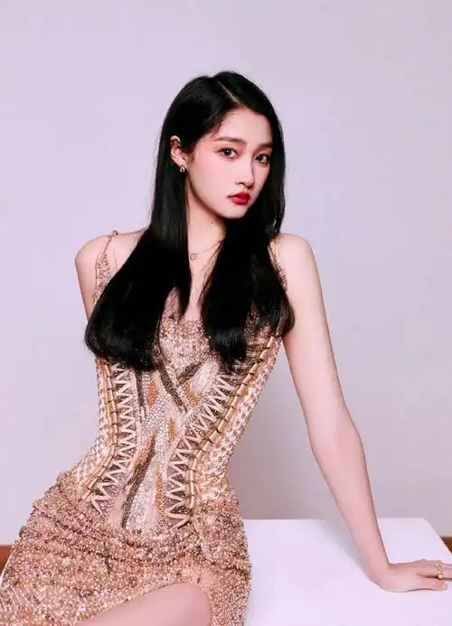 关晓彤的时尚品味备受瞩目穿亮片土黄色左开叉吊带裙时尚前卫