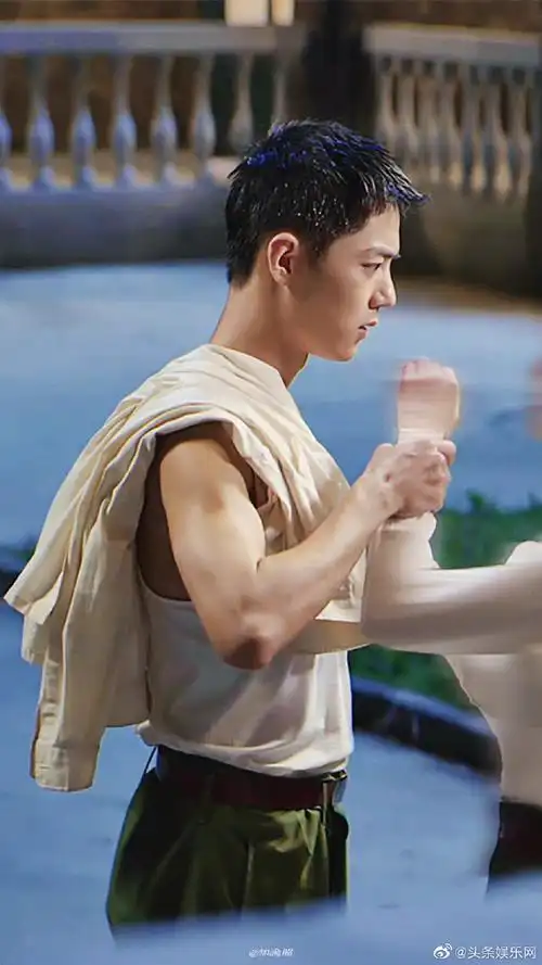 肖战胸肌#肖战的身材真是yyds!帅哥都人这么自律的吗!