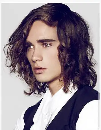 微微遮住半边脸更显个性神秘,稍显凌乱的卷发不规则外翘,更显发型动感