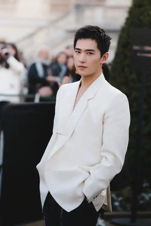 杨洋男装周解锁新姿势白色真空西装张扬大胆霸道总裁上线