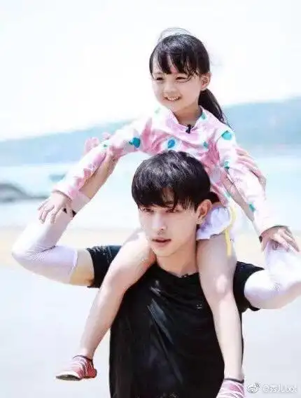 邓伦"女儿"小山竹长大了,颜值爆表,大长腿也是很让人羡慕了