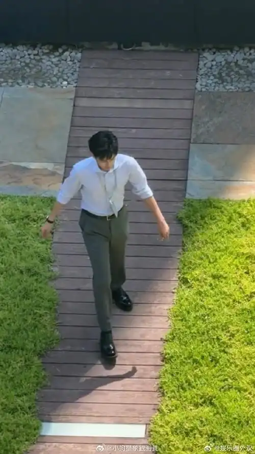 网友偶遇胡先煦拍戏##偶遇胡先煦拍戏