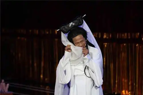 宋小宝版白娘子的妆容也是可圈可点,浓郁的巧克力肤色搭配着著名的"