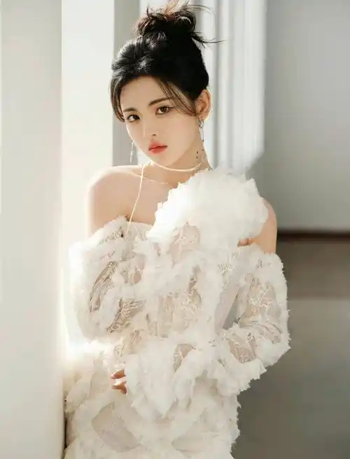 "锦鲤妹妹"杨超越写真:甜美时尚女神
