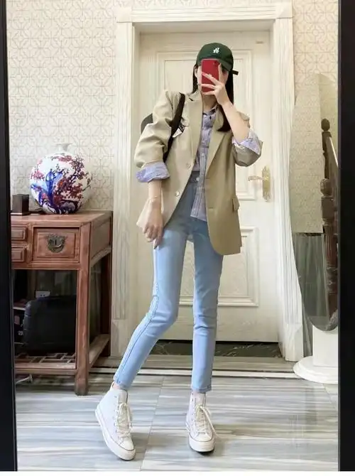 小脚牛仔裤配什么鞋子好看(小脚牛仔裤搭配什么上衣)