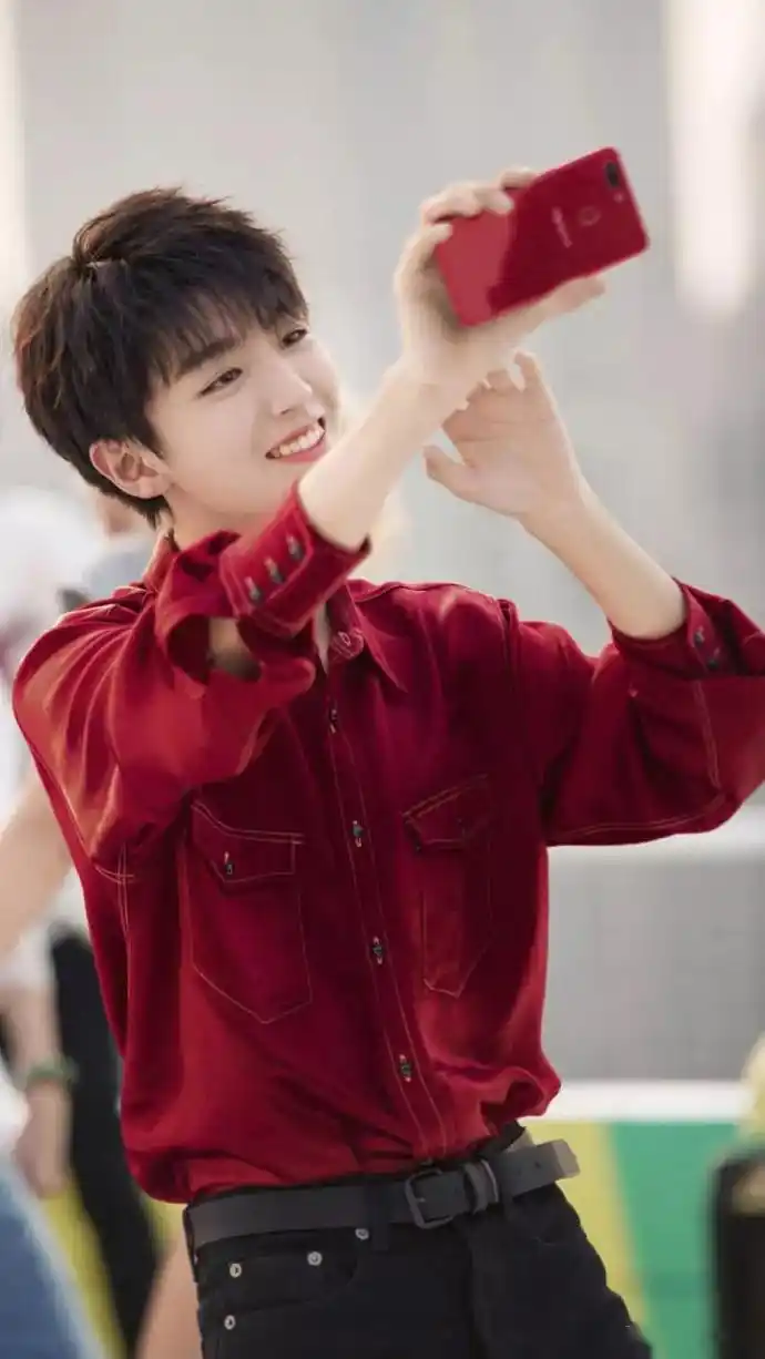 看了王俊凯的oppor15 广告片,突然发现这个小伙子还挺帅的,腰怎么可以