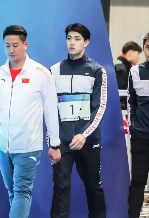 亚运会帅哥太太太多了吧游泳男团帅炸了双开门撞脸蔡徐坤要火的节奏