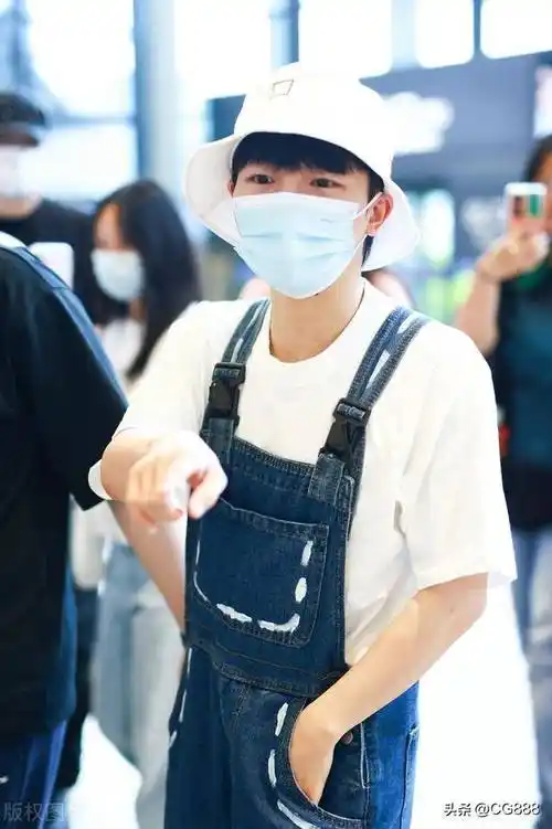 周深现身上海机场 明星机场照