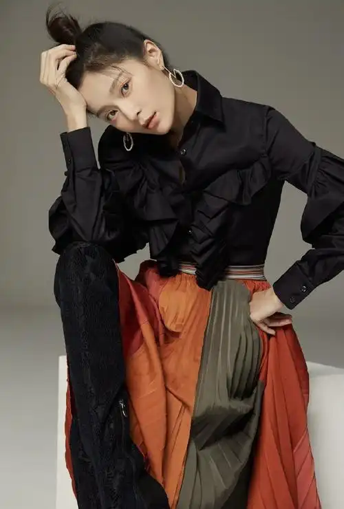 女演员王媛可率性养眼时尚写真