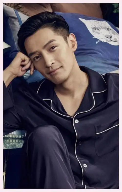 胡歌官宣结婚后老婆首次公开露面,素颜穿黑衣帅气依旧