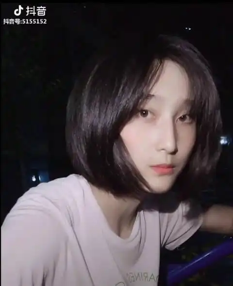 " "可否具体些?" "可软可御沉鱼落雁" "能否再具体?" "秣茴"