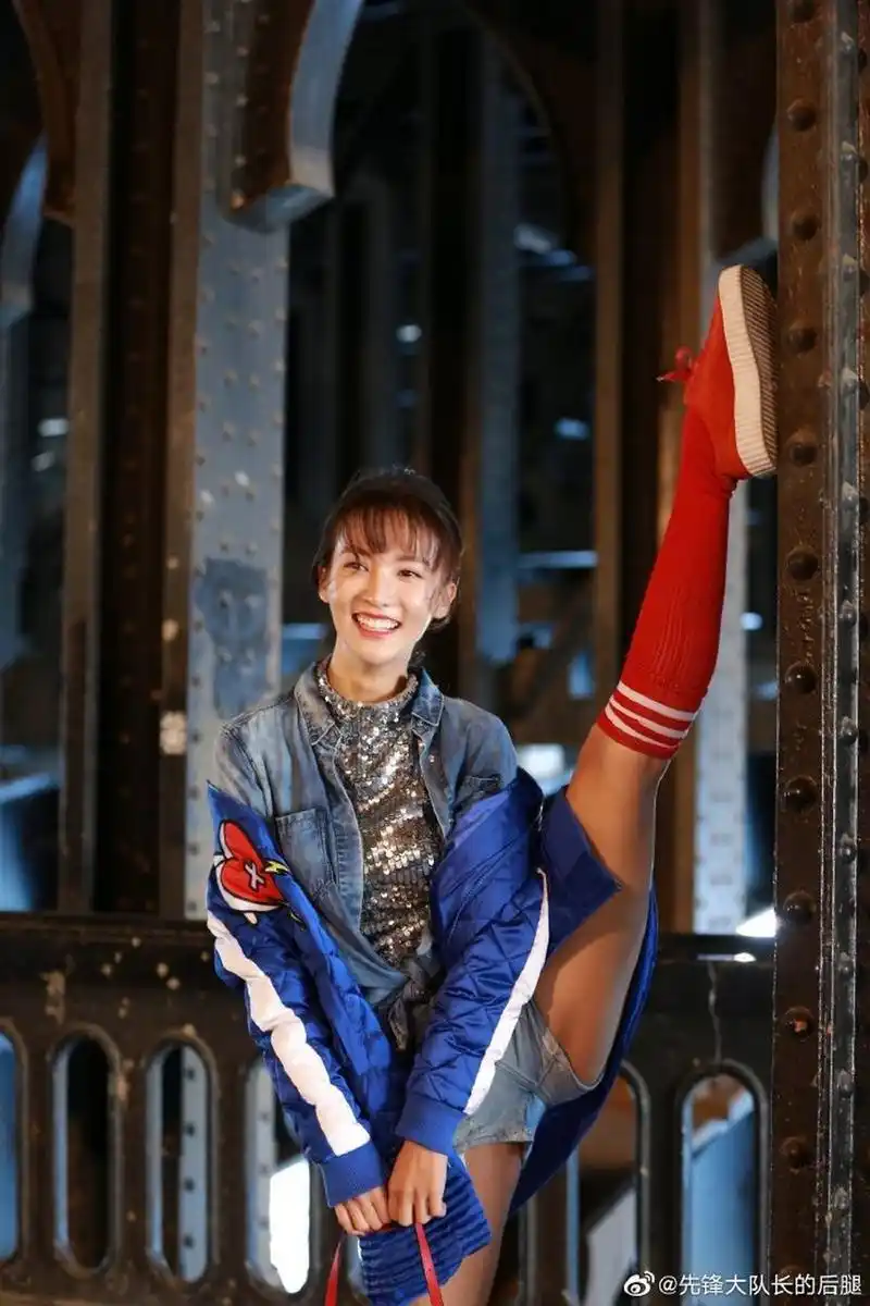 金晨一字马什么水平