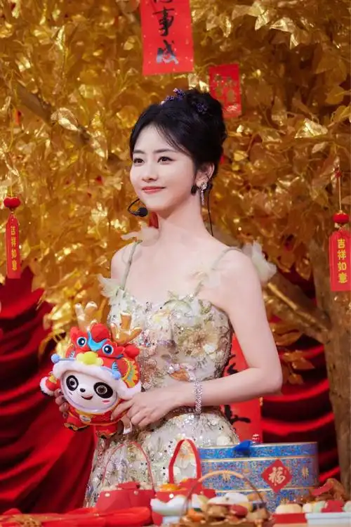 谭松韵超话91#北京台春晚#带着对春天的美好期待,我们一起踏上前行