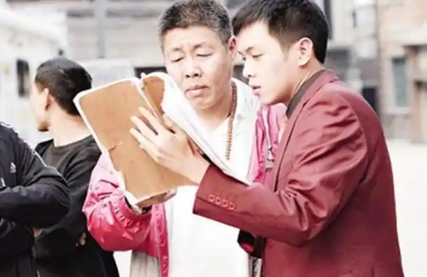 多年来,她一直处于张健和张若昀父子之间的尴尬境地.