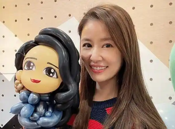 林心如亮相活动,获助理单膝跪地整理裙摆,46岁仍有"纸片腰"_保养_礼服