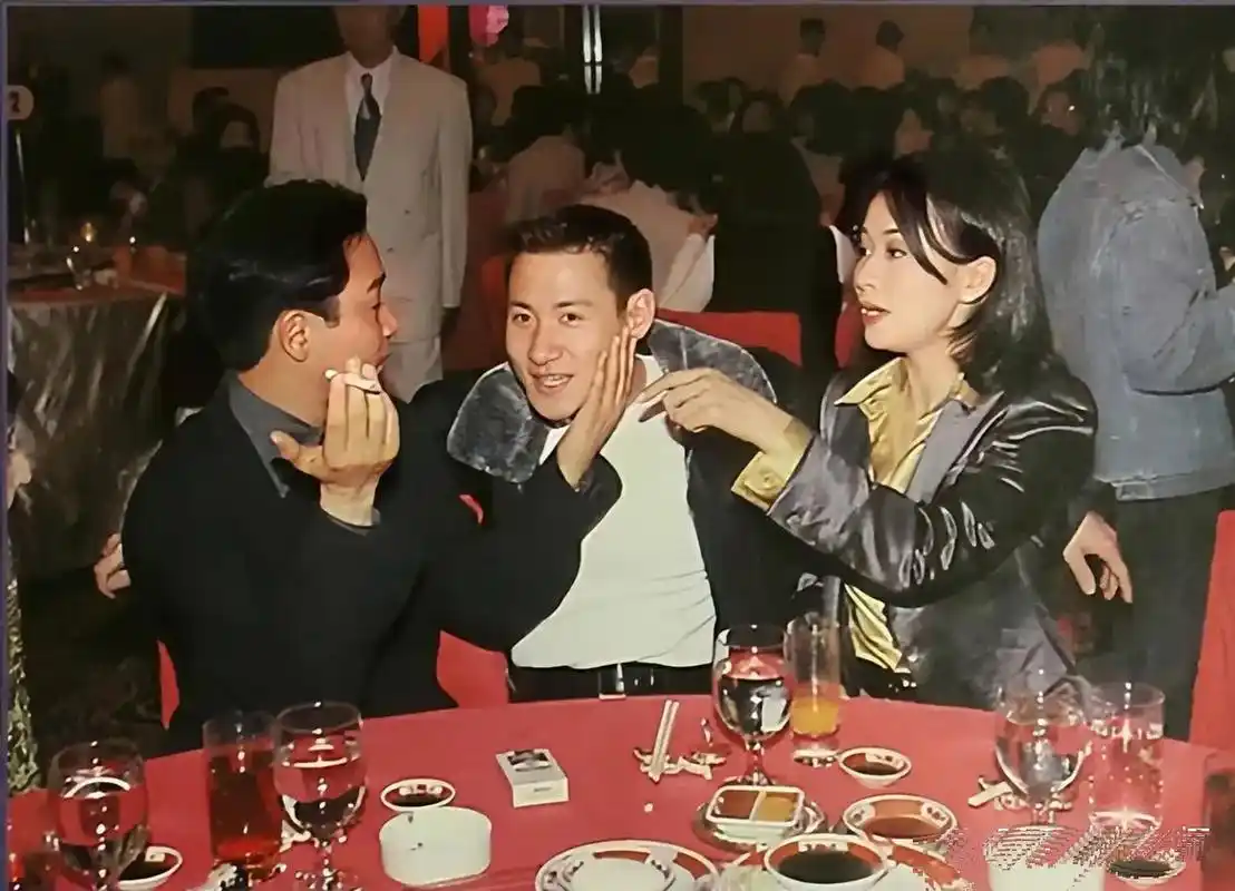 1995年,张国荣在朋友婚礼上轻轻摸着张学友的脸