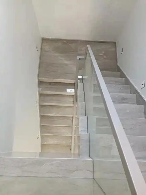 锯齿形的玻璃扶手已经给大家说过很多遍啦如果楼梯转角没有空间是紧紧