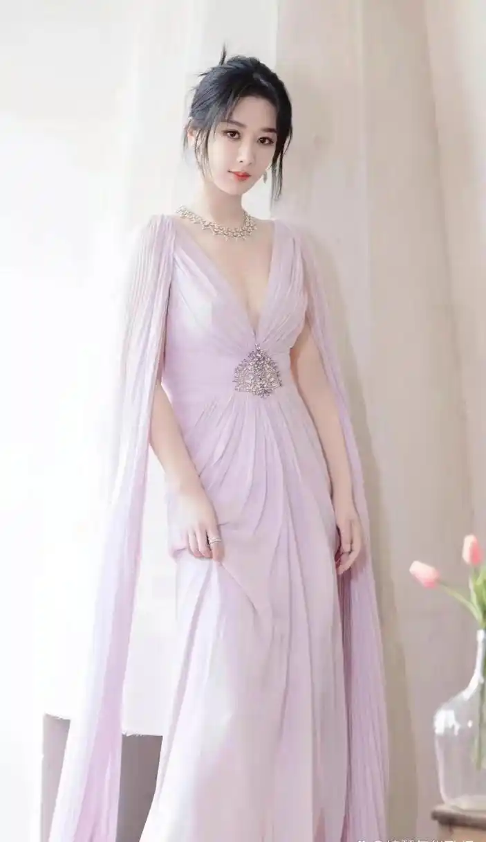 杨紫  这身淡紫色低胸晚礼服,太显她的玉女气质了,仙气十足!
