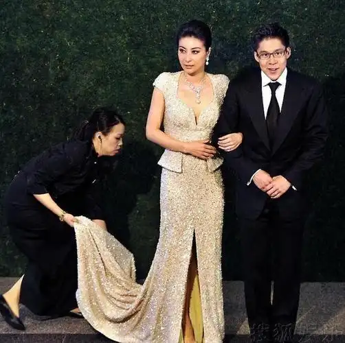 郭晶晶婚照惊艳全场,伴娘团尽显皇室风范!