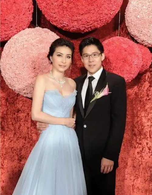 郭晶晶霍启刚结婚12年了,长跑8年才结婚