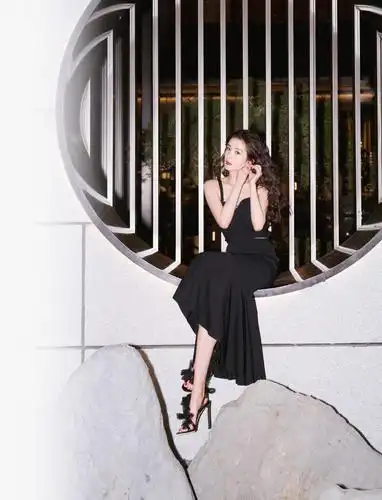 原创杨幂最新私服穿搭米色毛衣搭配黑色短裤漫画腿太吸睛