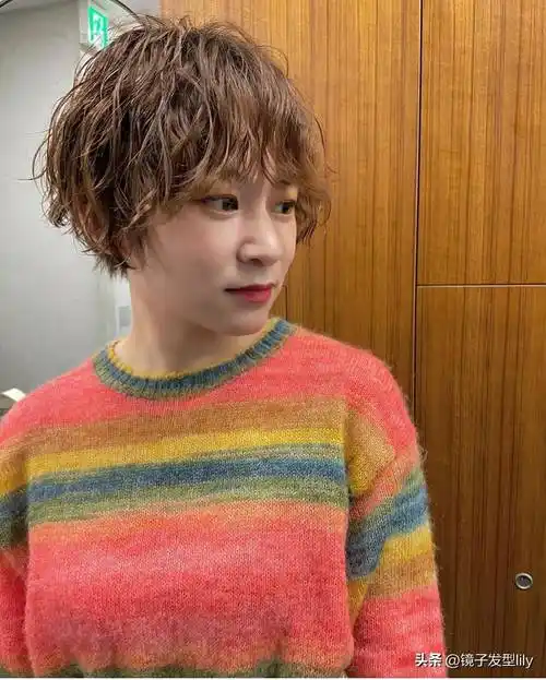 女士短发别乱整,蓬松烫刚刚好,不夸张很时尚_发型_女性_魅力