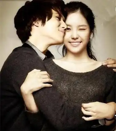 【图】朴灿烈亲吻郑秀晶照片集锦 其俩在节目中亲吻备受争议