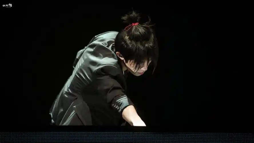 易烊千玺演唱会镜子事件(易烊千玺演唱会镜子事件真相)