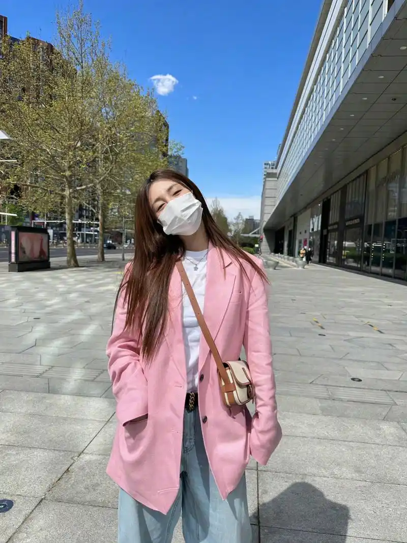 沈梦辰身穿粉色西装搭配休闲裤,即使这样也掩盖不住她的气质和她的好
