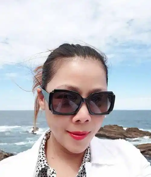 田震晒国外生活照!大红唇下巴尖尖,脸上腮红打得也太重了吧!