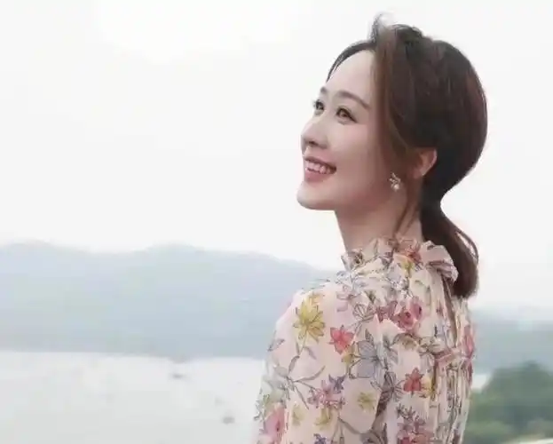 她演"坏女人"出名,撞脸刘亦菲,抢热巴风头,却始终不温不火