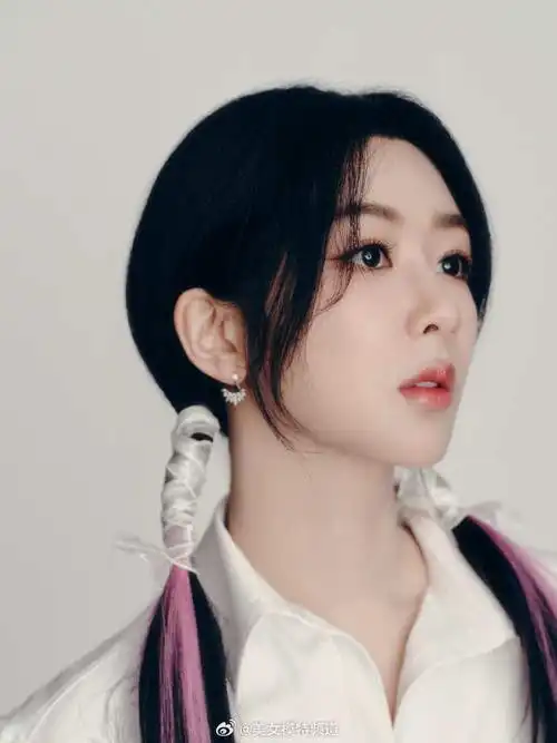 杨紫穿白色衬衫裙造型清新紫色挑染双马尾显俏皮可爱