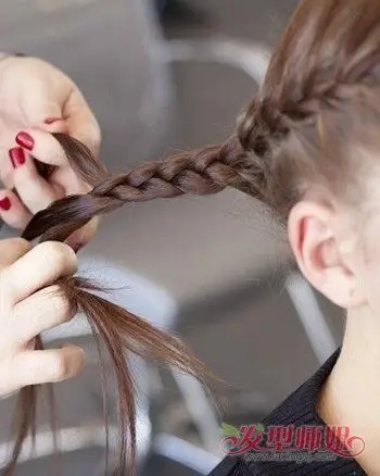 中分两边扎辫子教程 中分两边怎么扎小辫子_发型师姐