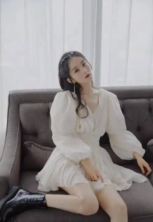 原创赵丽颖复工忙不停穿黑白连帽卫衣搭配热裤走机场飒爽又个性