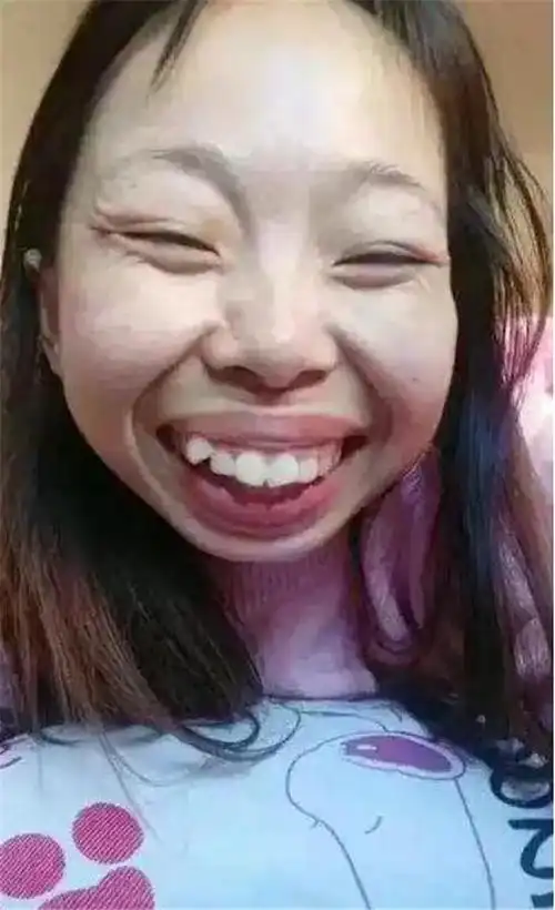 她便是嘟嘟姐,草根出身,而且拍摄小视频时都是素颜出镜,没有整容过