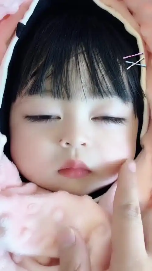 摸摸我的小脸蛋可爱不?