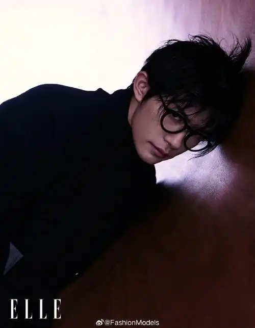 易烊千玺elle3月刊封面##易烊千玺elle世界尽头大片