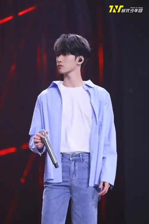 马嘉祺蓝色短袖衬衫##严浩翔蓝色衬衫