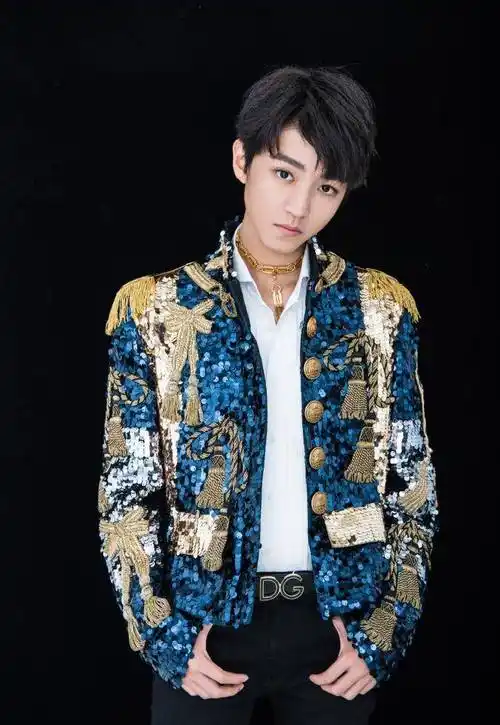 流量小生王俊凯,包裹严实游游乐园,被粉丝一眼识出_生活_明星_鲜肉