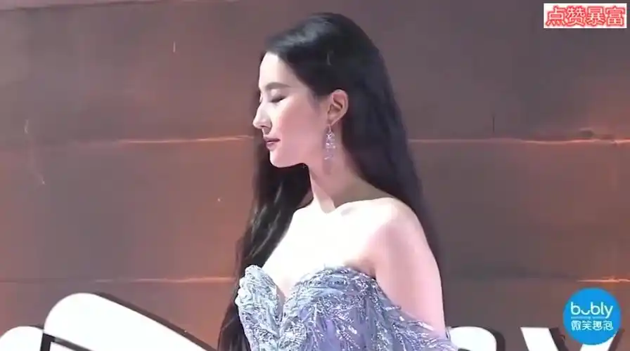 刘亦菲有多迷人出席颁奖典礼如同走秀看呆台下大咖