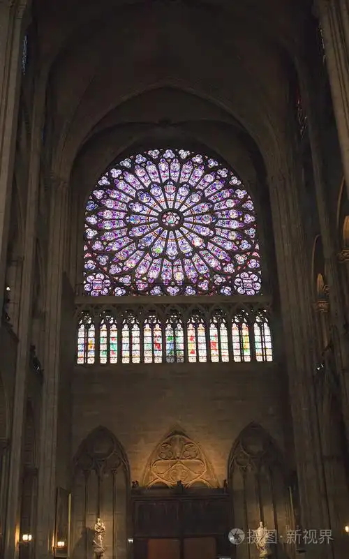 在2012 年 3 月 14 日在法国巴黎圣母院大教堂的北玫瑰窗