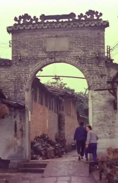 看到可怜的孙子,李淑贞连忙擦干眼泪,强颜欢笑地说:"没事没事,爷爷