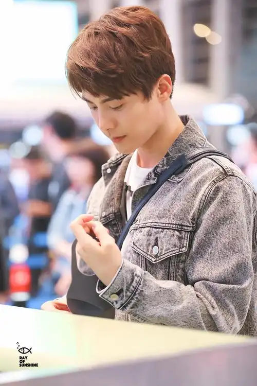 马天宇深夜返回北京 元气满满笑眼迷人