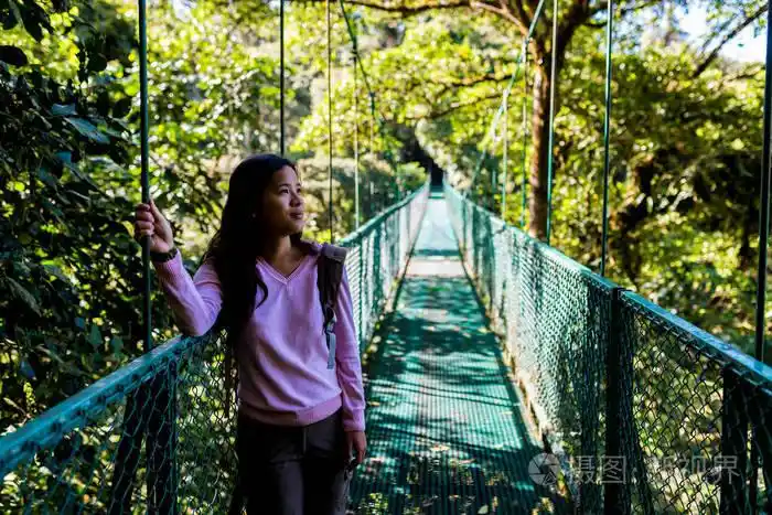 哥斯达黎加蒙特韦德cloudforest悬挂桥上的年轻女子