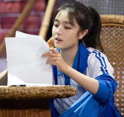 关晓彤,刘诗诗,刘亦菲穿校服的样子,不如她更真实