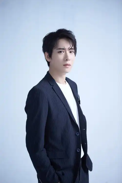 吴昊泽西装写真曝光 清爽干净尽显清冷气质__凤凰网