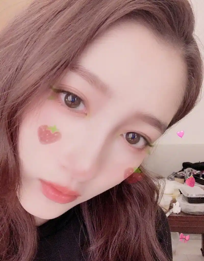 关晓彤晒粉嫩自拍,长相甜美超可爱